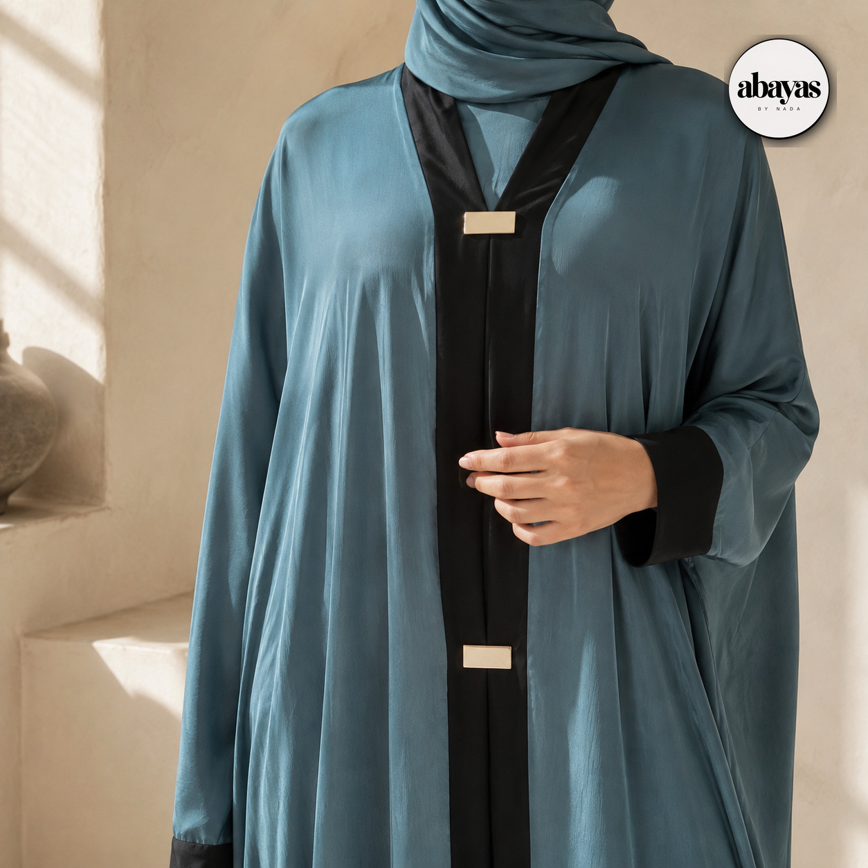 Tide Contrast Abaya front detail with a gold-toned fastener